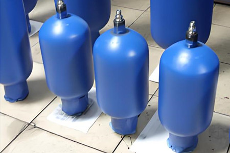 搜蓄能器出現油箱噴油的現象，如何解決？